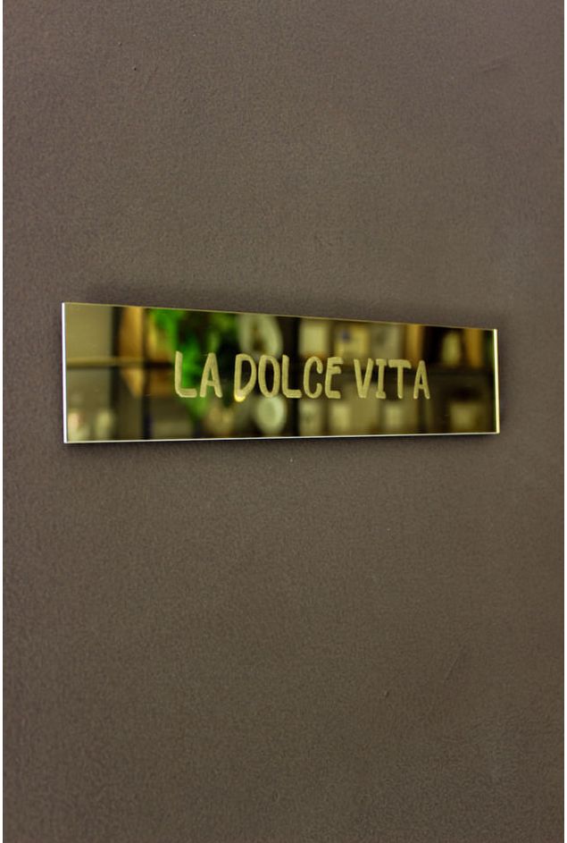 Placa-Espelhada-Dourada-La-Dolce-Vita-Mimo-Galeria--1- Placa-Espelhada-Dourada-La-Dolce-Vita-Mimo-Galeria--1-