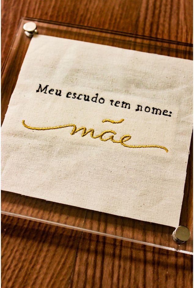 Quadro-Acrilico-Bordado-Meu-Escudo-Mimo-Galeria--2-